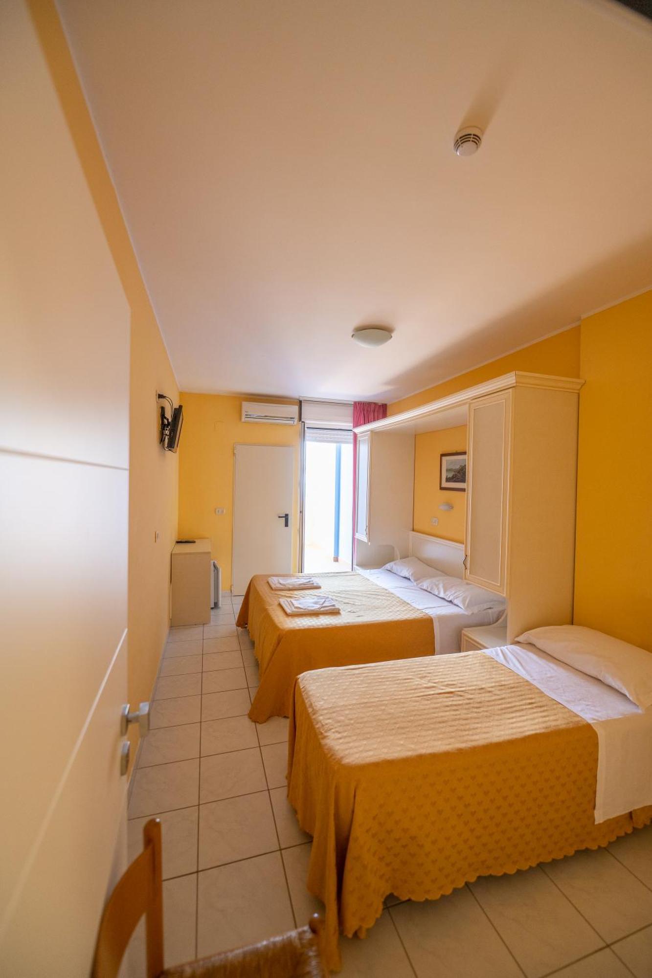 Di Matteo Hotel Розето-дельи-Абруцци Экстерьер фото